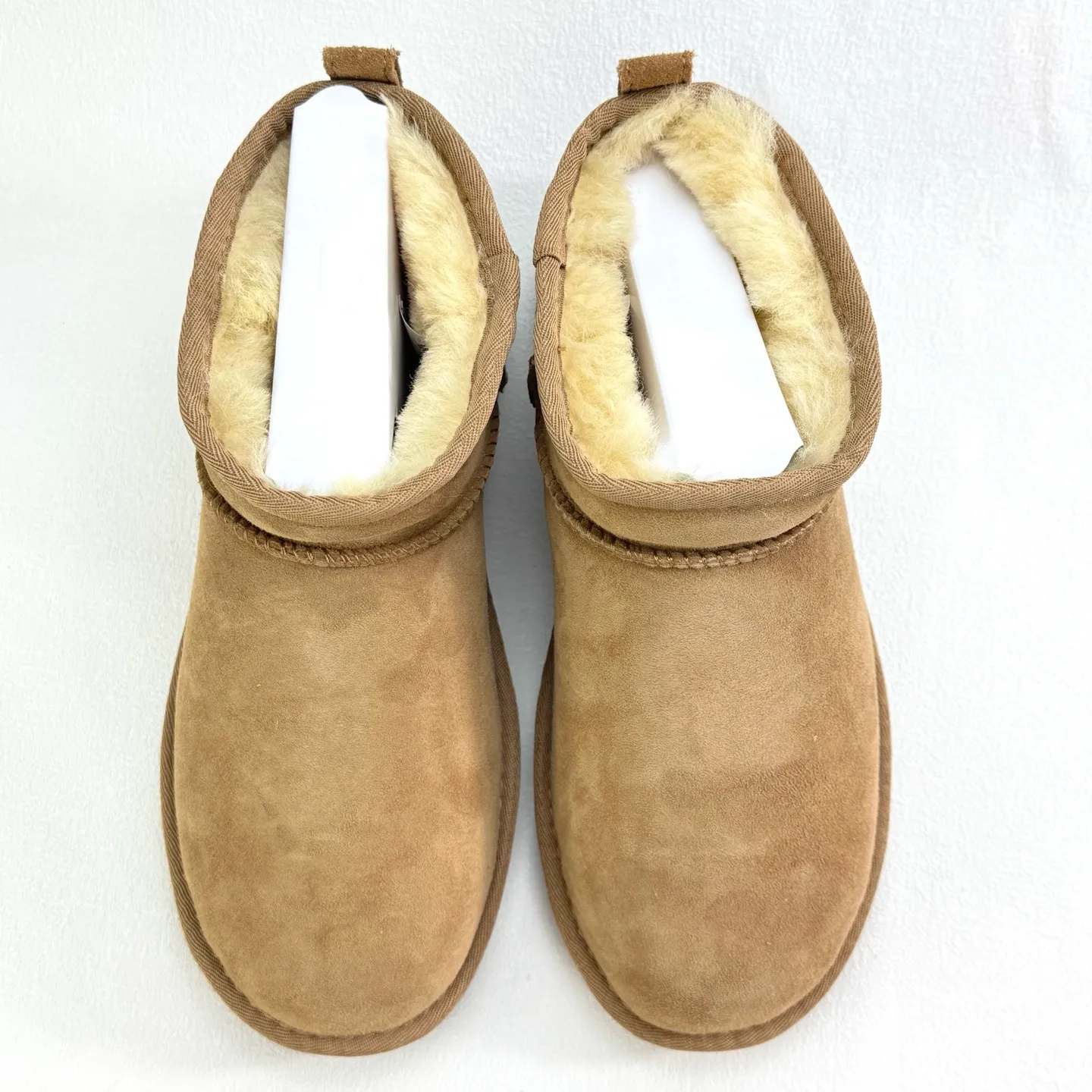 💰380 1116109 UGG Classic Ultra Mini Same style as Zhou Dongyu and Wang Yibo Thin-soled short snow boots Xiaohongshu hot style Wool one-piece mini boots Premium suede upper Delicate feel Wool lining Comfortable and skin-friendly Warm and comfortable so you are not afraid of cold weather Wear-resistant one-piece foam shoe cover EVA soft elastic thick sole Heightening outsole Purchasing level Essential winter snow boots Size: 35 36 37 38 39 40 41 42 43 44 45